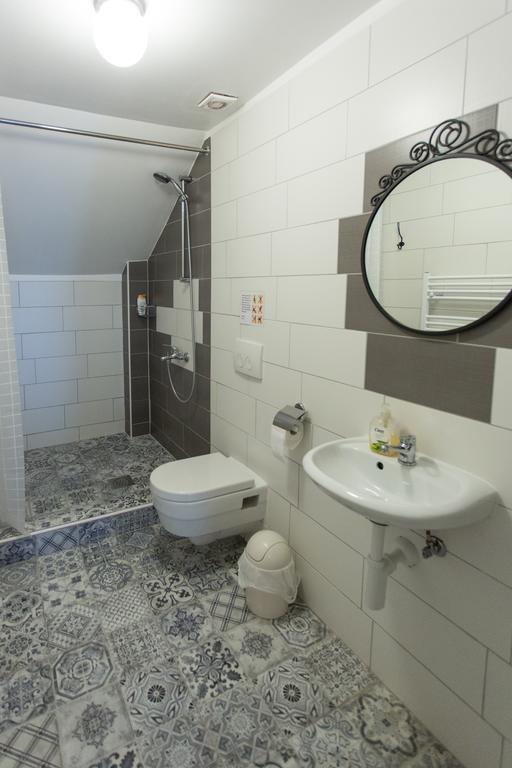 Falling Lakes Hostel Korenica Εξωτερικό φωτογραφία